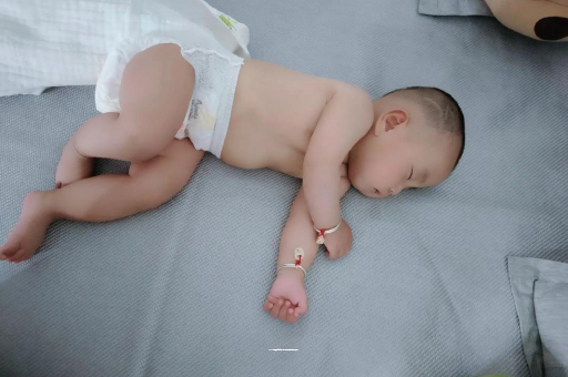武安两个月宝宝肚子胀气